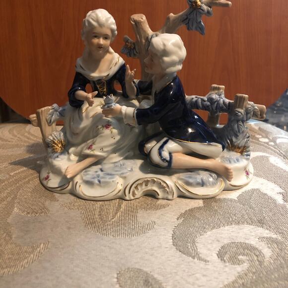 vintage‎ porcelain figurine of a courting couple - Picture 1 of 5